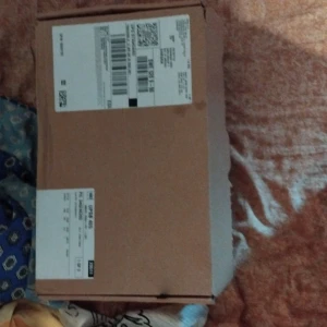 Svarta Nike Zoom fotbollsskor - Säljer ett par svarta Nike Zoom fotbollsskor med vita detaljer och snörning. Skorna har en sportig design med låg profil och är perfekta för dig som vill ha grymt grepp på planen. Snygga kontrastdetaljer och klassisk Nike-logga på sidan. Vi kan diskutera pris men nuvarande 1100 sek