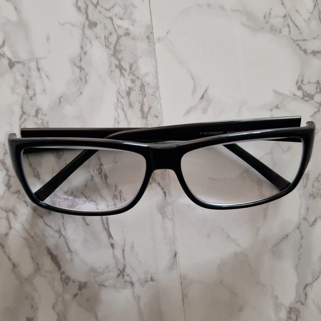 Svarta rektangulära glasögon