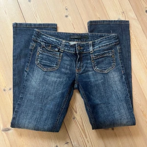 Lågmidjade jeans  - Mörkblå lågmidjade jeans från Only. Motsvarar nog storlek 40. Midja tvärs över 43 cm. Innerbenslängd 78 cm. Säljer då de inte kommer till användning. Skickar inga bilder med dem på!