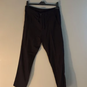 Zara linnebyxor w29 - Säljer ett par svarta linnebyxor från Zara. De är i storlek 29 vilket skulle liknas till s.