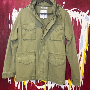 Field Jacket  - Fin field jacket from the gallerist i storlek small.  Passar runt längd 170cm. Aldrig använd. Säljs inte längre. 