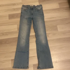 Blå bootcut jeans Bailey stl 158 - Snygga ljusblå bootcut jeans från Cubus i storlek 158. Klassisk femficksmodell med utsvängda ben och normal passform. 