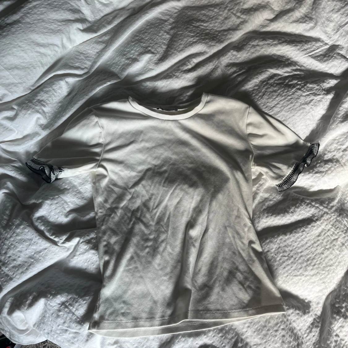 Vit t-shirt med volangärm från Zara