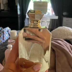 Kayali Vanilla Royale parfym 100ml - Lyxig parfym från Kayali, Vanilla Royale Sugared Patchouli, 100ml. Flaskan är guldig och har en elegant, multifasetterad kork. Doften har noter av vanilj, rom, crème brûlée, brunt socker, oud och patchouli. Perfekt för dig som gillar söta och varma dofter.