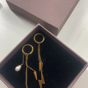 Edblad örhängen - Fina guldiga örhängen från en har pärlbelocken tappats bort men ser fortfarande fina ut, kommer med låda