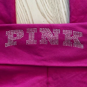 Leggings från Victorias Secret PINK🩷 - Leggings från PINK by Victoria's Secret med rhinestones bak. Flare, foldover. 