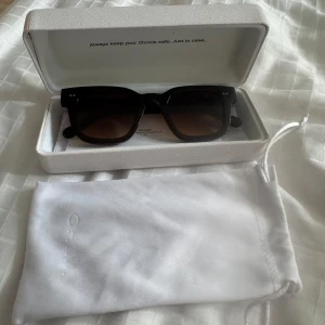 Vita glasögon med fodral - .