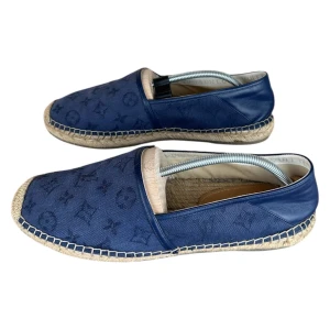 Louis Vuitton  - Louis Vuitton espadrilles. Storlek 9 / 43. Skick 8.5/10 kommer med Dustbag. Pris 3290kr finns att köpa på våran hemsida. Fashionels.com
