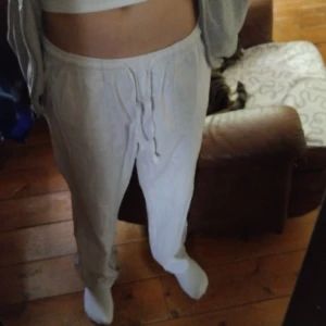 Vita linnebyxor från SodaWash XL - Säljer ett par vita linnebyxor från SodaWash i storlek XL. Byxorna har dragsko i midjan, raka ben och sidfickor. Perfekta för chill dagar och riktigt sköna tack vare det luftiga linnematerialet.