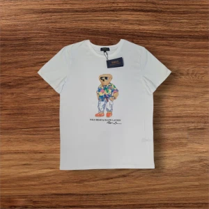 Vit Polo Bear t-shirt från Ralph Lauren, L - Helt ny med originaltag vit t-shirt från Polo Ralph Lauren med ikoniskt Polo Bear-tryck framtill. Klassisk rund hals och korta ärmar. Tillverkad i 100% bomull för en skön och mjuk känsla. Perfekt för dig som gillar stilrena plagg med en lekfull twist.