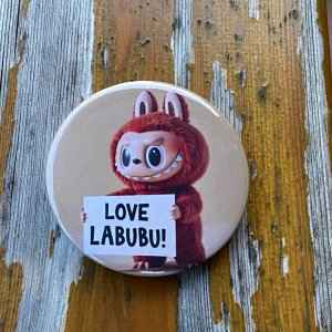 Labubu pins - Pins med Labubu. Ca 6cm.
