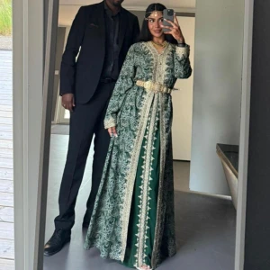 Grön kaftan / takchita - Använd i max 1 timme, passar xs-m man justerar själv med bältet. 