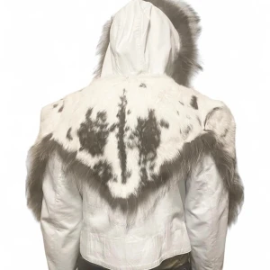 Vit jacka med pälsdetaljer och huva - Unik vit jacka med stor huva och breda pälsdetaljer i grått och vitt över axlar och huva. Jackan har dragkedja framtill och coolt mönstrad päls som ger en statement-look. Perfekt för dig som vill sticka ut med en riktigt fet vinterjacka.