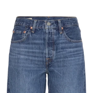 Levi's 501 jeansshorts blå denim - Så snygga Levi's 501 shorts i blå denim med medelhög midja och raka ben, lite ”längre” shorts vilket är så inne just nu🥹🦋 aldrig använda 