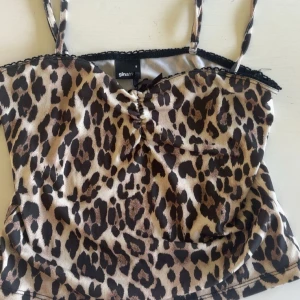 Leopardmönstrad linne från Gina Tricot - Jättesöt y2k topp från Gina perfekt till sommaren , rosett framtill med lite spets 💘 jättefint skick och skriv ifall mer bilder eller frågor osv  