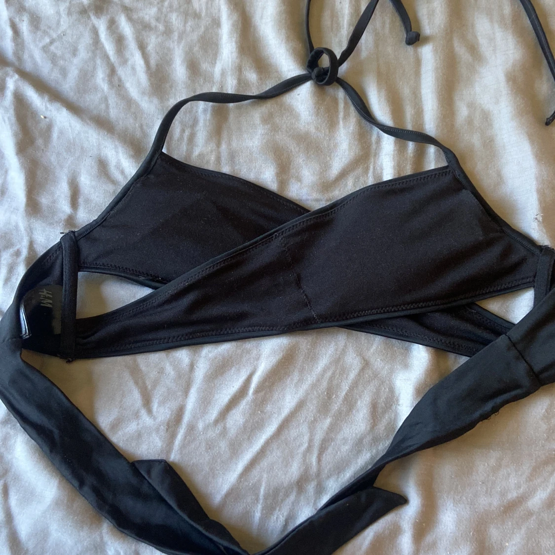 Svart bikiniöverdel från H&M med knyt - 1