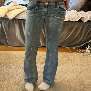 Blå bootcut jeans med slitningar - Snygga blå jeans med bootcut-modell och slitna detaljer framtill och baktill. Storlek 38 och är perfekta för mig i längden som är 174 cm🩷