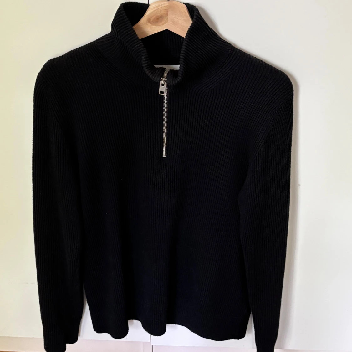 Svart stickad half zip från Jack & Jones - 1