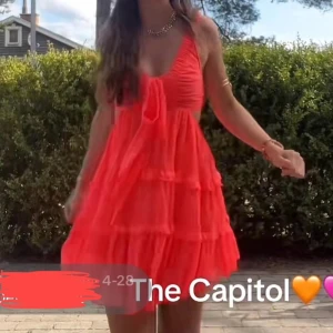 Korallrosa volangklänning med knyt detalj  - Säljer en såå söt korallrosa kortklänning med volanger. Klänningen har v-ringning med knyt framtill och öppen rygg. Perfekt för sommarens alla tillfällen!😍❤️sista bilderna är mina de tre första är lånade, klänningen var för stor där av säljer jag den!🥰