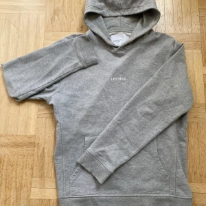Les deux hoodie - Säljer en grå hoodie från Les deux. Den är i nytt skick och är knappast använd. Tröjan är i storlek S. Hör av dig vid frågor!
