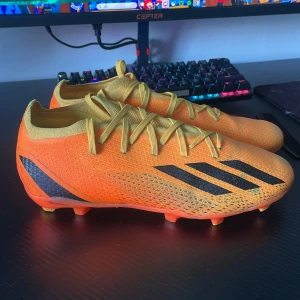 Adidas speed portal storlek 40 2/3 - Snygga orangea adidas fotbollsskor från X-serien med svarta detaljer och klassiska tre ränder på sidan. Skorna har snörning och är tillverkade i lätt syntetmaterial för bästa känsla på planen. Perfekta för dig som vill sticka ut med stil och fart.