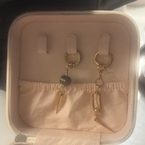 Örhängen från L8Hasselblad - Säljer ett par fina örhängen från l8hasseblad. Går att köpa ett! Nypris ligger på ungefär 1000kr styck just nu. Båda är i bra skick, har använts sparsamt. Går absolut att diskutera pris 👍🏼Används inte längre. Vill sälja de för 600/500 kr styck. Den ena är något dyrare än den andra. 💓 Jätte jätte fina! 