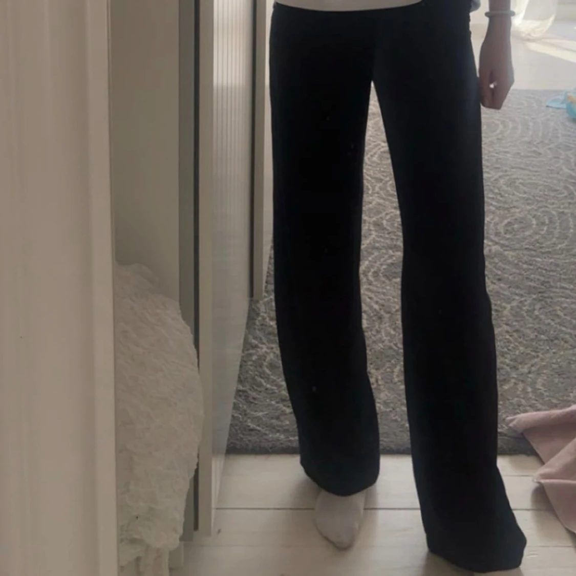 Svarta wide byxor från Bik Bok - 1