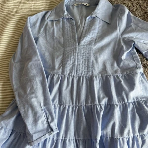 Så snygg klänning - Jätte snygg klänning från Zara, är köpt nån sommar tillbaka, knappt använd men jätte söt!!!🥰