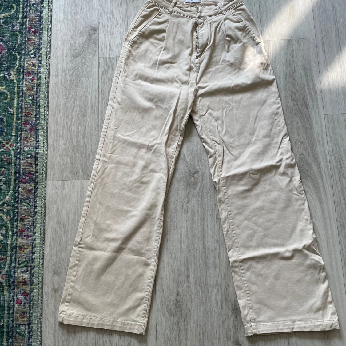 Beiga wide kostymbyxor från MNG