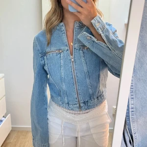 Jeansjacka - En jättesnygg croppad jeansjacka från nakd. Helt ny och inte använd. Nypris 549kr  