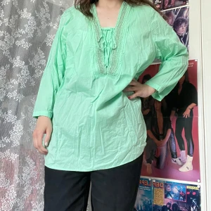 Grön blus  - Snygg grön blus från Gerry Weber, men snygga pärldetlajer och snörning. Stor på mig som bär 36, kan tänka mig att den passar någon med 38 eller 40 bra. Men beror ju på hur tight man vill ha den. Jag kan mötas upp i Uddevalla centrum, annars fraktar jag gärna. Köparen står för frakten. (Står ej för postens slarv) katt finns i hemmet. 