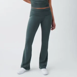 Gröna yoga pants från Gina tricot  - Ett par gröna/mörk gröna yoga pants från Gina tricot. Den är endast använda 2-3 gånger och är i mycket bra skick. 