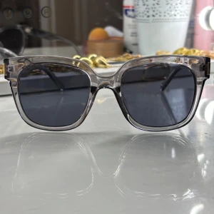 Mörkblå transparenta solglasögon, chimi liknande - Snygga solglasögon med transparent mörkblå båge och mörka fyrkantiga linser. Ramen är i plast och har en modern, stilren vibe som passar perfekt till en trendig look. Guldiga detaljer vid gångjärnen ger en extra touch. Chimi liknande❗️