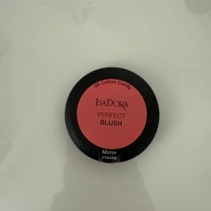 IsaDora Perfect Blush Cotton Candy - IsaDora Perfect Blush i nyansen 06 Cotton Candy. Aldrig använd🩷
