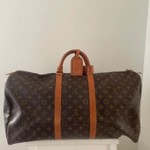 Louis Vuitton Keepall 50 - LV Keepall, storlek 50, väldigt fint vintage skick, skulle säga 8,5/10. Kanvasen på väskan är riktigt fint för att vara en vintage väska. 