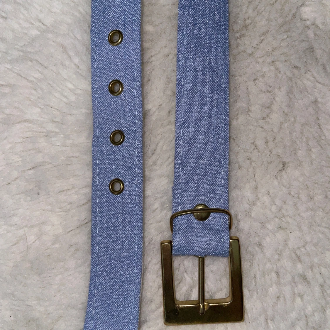 Ljusblått jeansbälte med guldigt spänne - 2