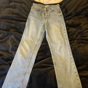 Jeans  - Högmidjade jeans med slits 