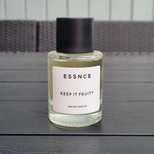 Essnce – Keep it Fruity EdP 50ml - Essnce – Keep it Fruity EdP 50ml, nästintill ny. Endast testad 1–2 gånger. En sprudlande och söt doft med litchi, röda bär, pion, turkisk ros, kakao och vanilj.                   Fruktig, blommig och krispigt frisk, som en sommarbris med en hint av choklad.     Nypris: 360kr. 