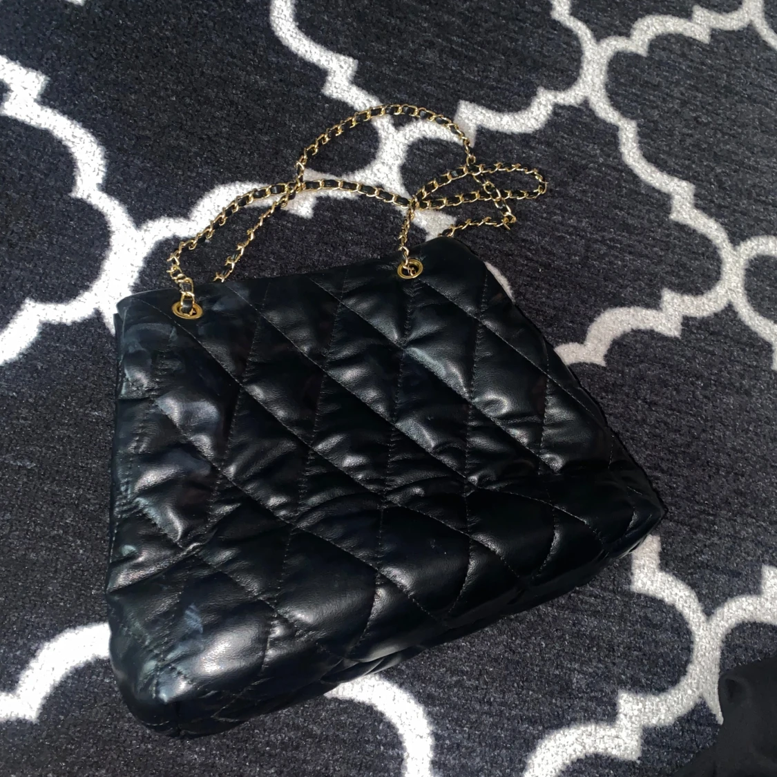 Svart quiltad axelväska med kedja