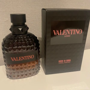 Valentino Uomo Born In Roma Coral Fantasy - Exklusiv herrparfym från Valentino, Born In Roma Coral Fantasy. Flaskan är 100 ml, har en cool nitarstruktur och svart kork. Färgen går från mörkbrun till bärnstensfärgad. Kommer i en snygg svart kartong med korallröd text.