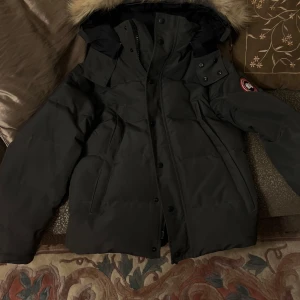 Canada Goose - Canada goose wyndham. Grå färg. Strlk XS, nästan nyskick knappt använd. Inga skador elr hål. Kan gå ner lite vid snabb affär. Skambud kmr ignoreras. 