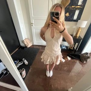 Jättefin mini klänning    - har aldrig använt och säljer den för att den är förstor för mig och PRISET KAN DISKUTERAS