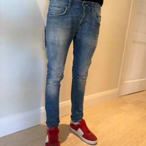 Slim fit jeans från Dondup - Snygga ljusblå jeans från Dondup i modellen Mius Slim Fit | storlek W28 men sitter som ett par george i W29!! | lappen sitter kvar och dem är toppen skick! | nypris är runt 2800kr! | mitt pris är endast 799kr!! Kontakta vid minsta fundering!