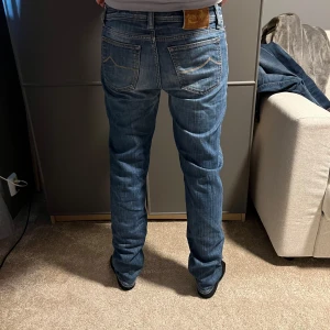 Jacob Cohen - Vill typ behålla dessa Jacob Cohen jeans eftersom de är så snygga men men. Nypris cirka 5500kr mitt pris endast 799kr🤑 Vilket är en galen steal och diskuterbart vid snabb affär. Modell 688 vilket är min personliga favorit, de är i storlek 32 men sitter lite mindre enligt min upplevelse. Tveka inte på att höra av dig. Extremt liten defekt i skrevet där bak men är en enkel fix som inte märks🤩