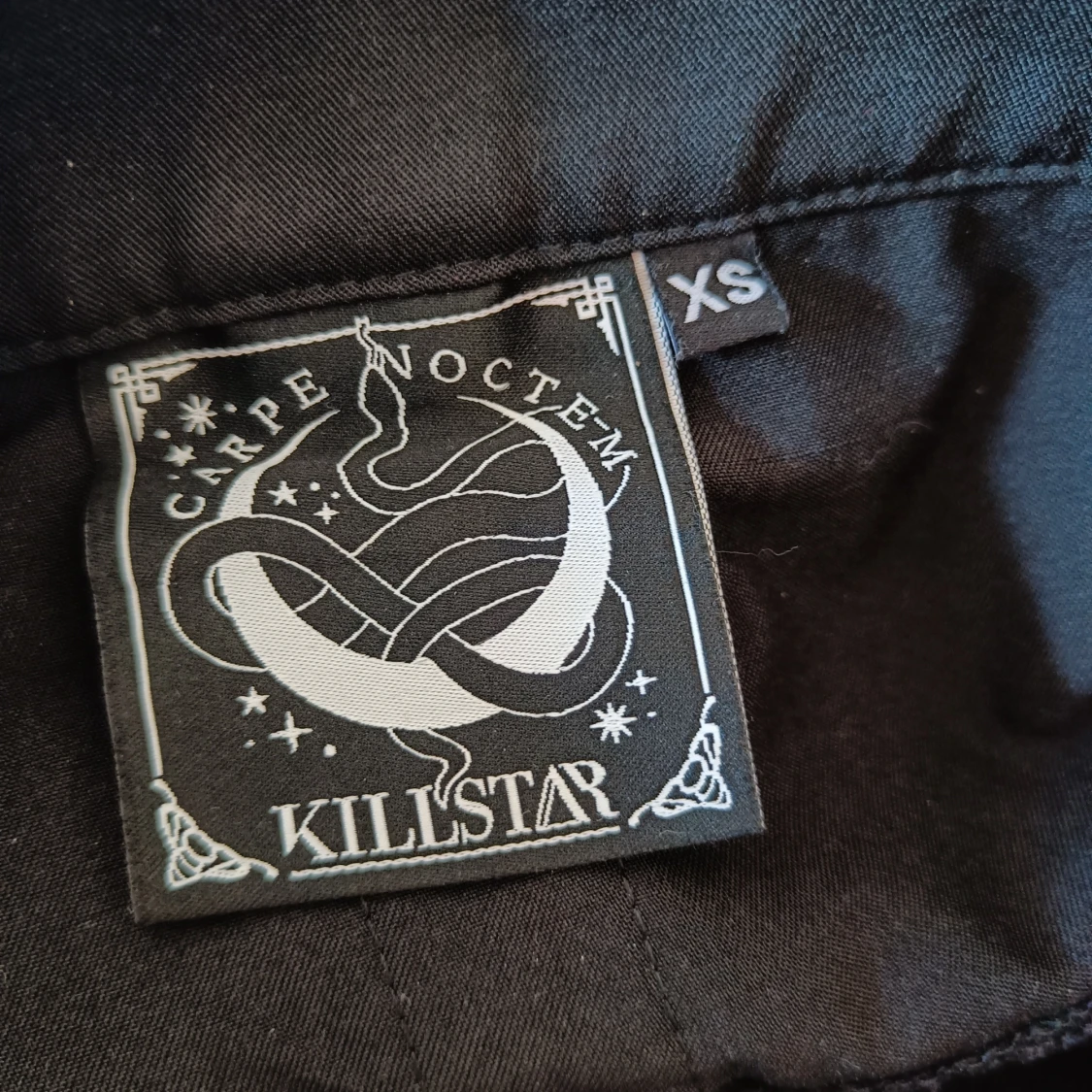 Svart kortkjol med straps från Killstar - 2