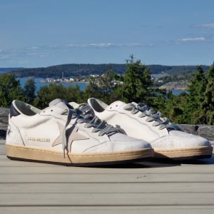 Golden Goose Ballstar vita sneakers - Golden Goose Ballstar köpta begagnad, passade inte(storlek 45) Skulle tro passar 44/43