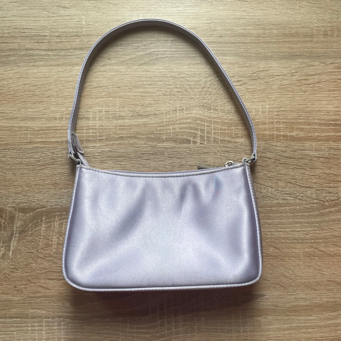 Ljuslila axelväska från Barratts