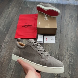 Christian Louboutin skor! - Riktigt snygga Christian Louboutin skor. Dessa skor är väldigt välkända och nu perfekta till sommaren. Skicket på dessa skulle jag säga är 9/10, de är bara att sulan är lite smutsig, men mockan är 10/10. Storleken är 43. Priset jag kommer sälja dessa fina skor för är 2099kr men kan sänka vid snabb affär. Skriv till mig vid några funderingar eller frågor!