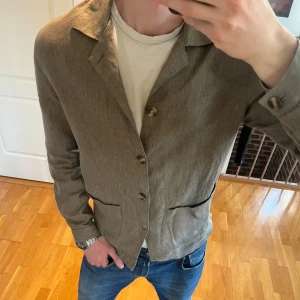 Overshirt  - Säljer nu en riktigt fet overshirt i 100% linne från John Henric. Den är i nyskick och är inte använd mer än 1-2 gånger. Perfekt nu till sommaren med exempelvis en vit skjorta en t shirt under. Storleken är medium och priset är 499. Det är bara att fråga på om man har några funderingar 🤩
