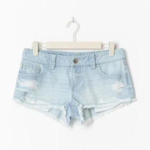 Lågmidjade jeans shorts - Helt slutsålda jeansshorts i den ljusa färgen från gina! I storlek XS! Med lapp på och helt oanvända